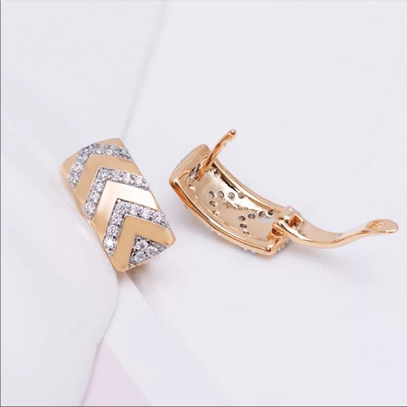 New Hot Mix 18K Gold Plated Arrow Hoop Earrings - Picture 3 of 6